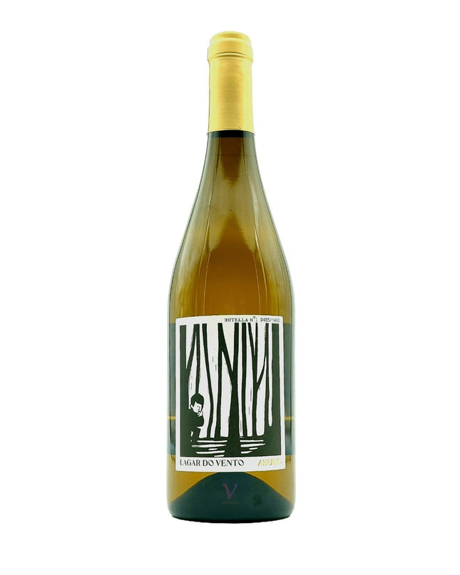 Botella de vino Asubío Godello sobre un fondo blanco.