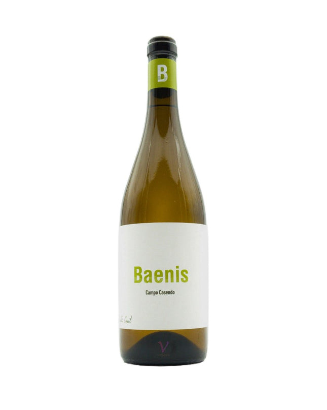 Botella de vino blanco ecológico en las Rias Baixas, Baenis sobre un fondo blanco.