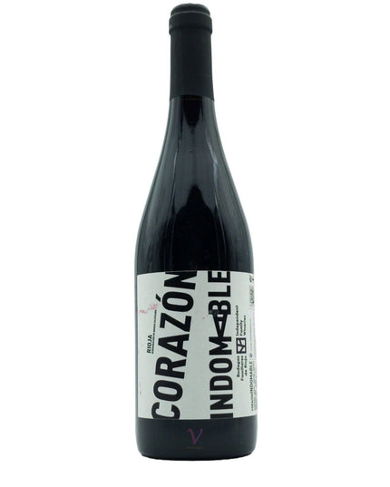 Botella de vino tinto de tempranillo, Corazón Indomable sobre un fondo blanco.