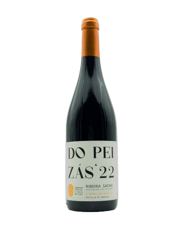 Botella de vino tinto biodinámico, Do Peizas barrica sobre un fondo blanco.