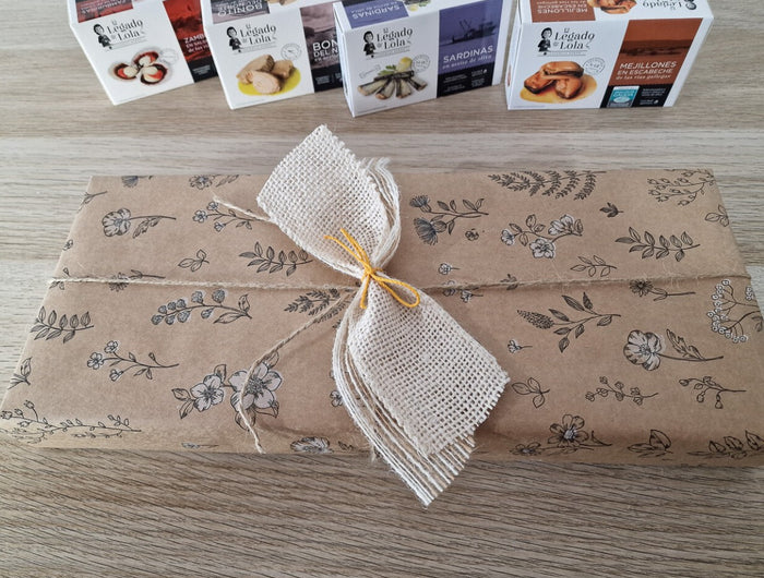 Estuche de regalo de conservas artesanas en una caja imantada, envuelta en papel de regalo ecológico.