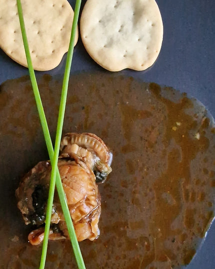 Una receta de zamburiñas con salsa de vieira y pan crujiente con cebollino