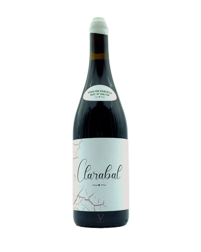 Botella de vino orgánico de Lagares de Clarabal en la Ribeira Sacra, sobre un fondo blanco.
