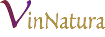 Logo de Vinnatura con una gran 'V' en color púrpura sobre el nombre 'Vinnatura' escrito en letras doradas cursivas. El diseño es simple y elegante, evocando un sentido de calidad y naturalidad en línea con su enfoque en vinos ecológicos.
