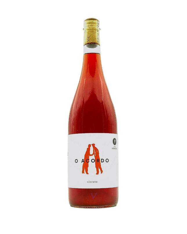 Botella de vino natural rosado, O Acordo sobre un fondo blanco.