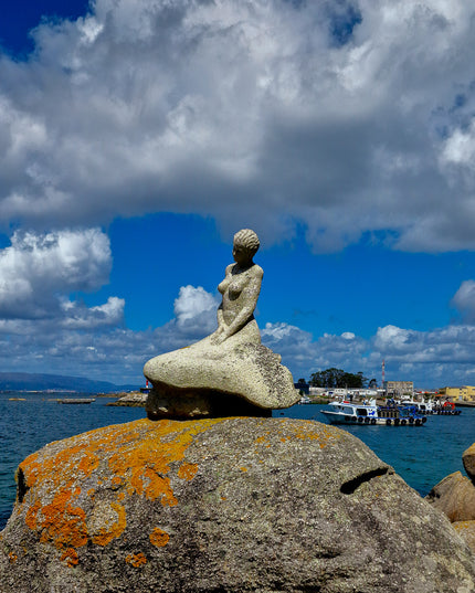 Sirena de piedra mirando a las rías Gallegas.