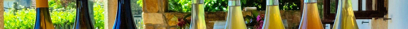 Vinos naturales, de Albariño y variedades autóctonas sobre una mesa en la bodega Adega do Vimbio, en O Rosal en Galicia.
