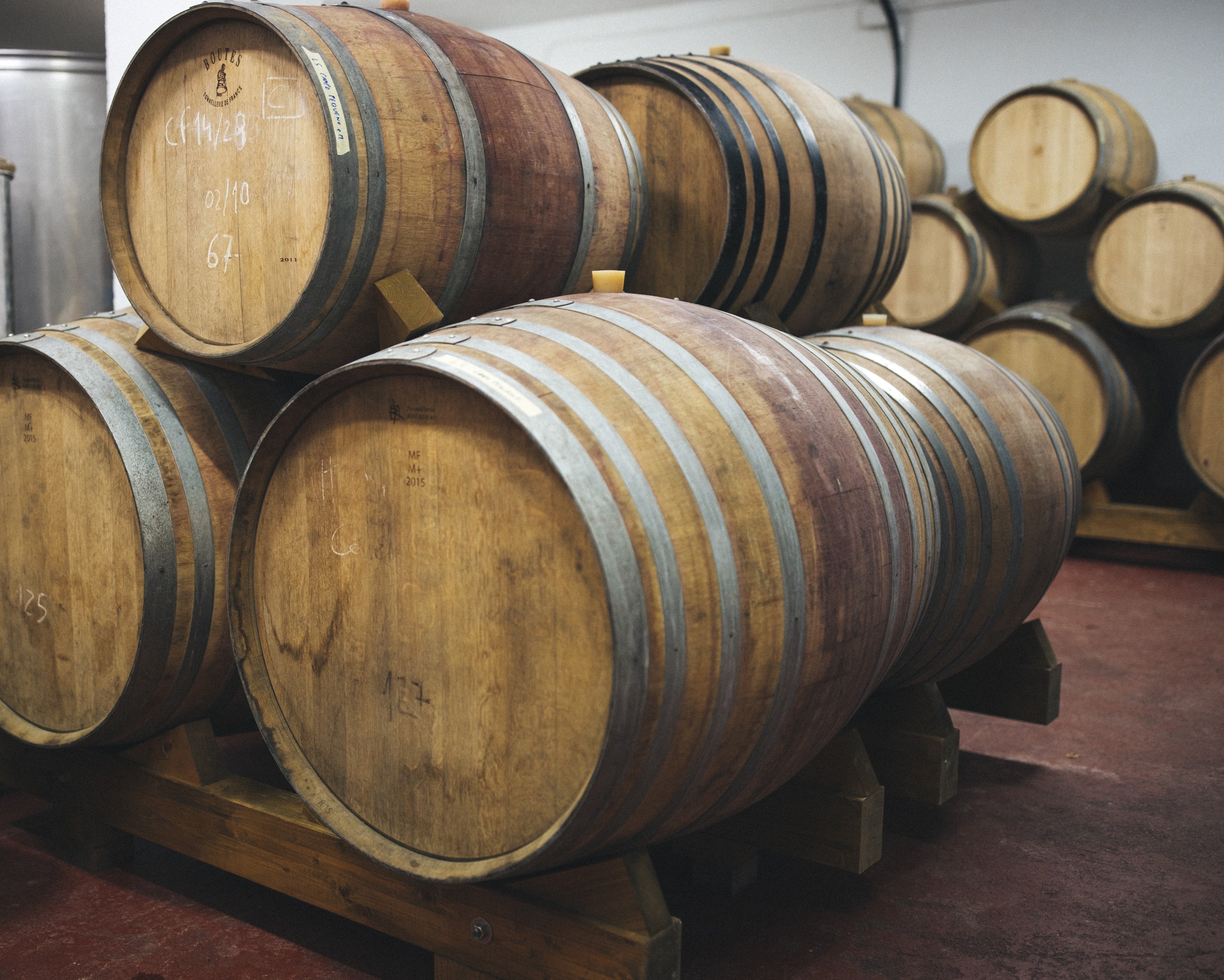 Barriles de Vino Ecológico apilados en una bodega de Ribeira Sacra