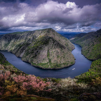 Río serpenteante entre montañas bajo un cielo nublado en la Ribeira Sacra.