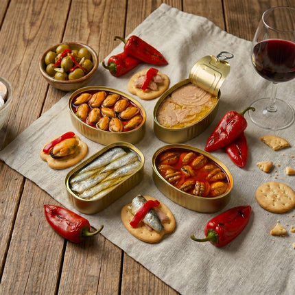 Aperitivo gourmet Rodas con conservas artesanales de Galicia, tapas vegetales y vino Mencía para compartir