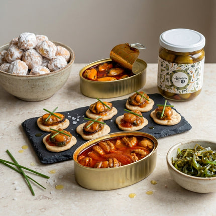 Conservas gourmet gallegas servidas como aperitivo con mariñeiras, algas, dulces artesanales y tapa vegetal