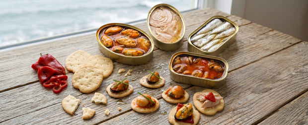 Canapés con conservas artesanales de Galicia con mejillones en escabeche servidos sobre galletas mariñeiras.