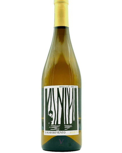 Botella de vino Asubío Godello sobre un fondo blanco.