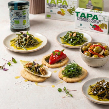 Bodegón vegano Orballo de VinNatura con algas ecológicas, tapas vegetales, aceitunas aliñadas y galletas mariñeiras