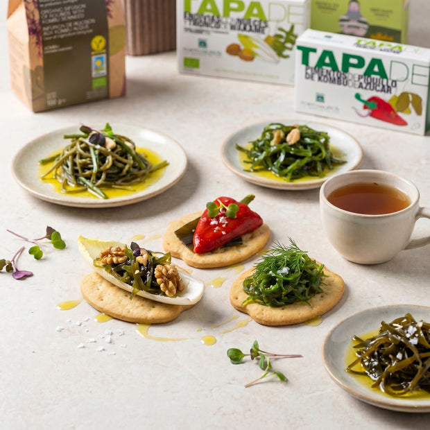 Bodegón vegano de  VinNatura con tapas vegetales, algas ecológicas, galletas mariñeiras e infusión de rooibos