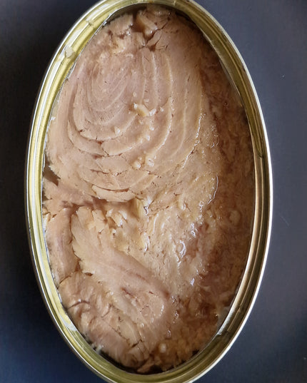 Una lata de bonito del Norte abierta