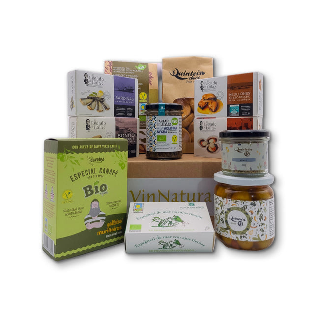 Caja Camiño de VinNatura con conservas de Galicia, algas ecológicas, dulces artesanales, aceitunas,  infusión de rooibos y galletas mariñeiras
