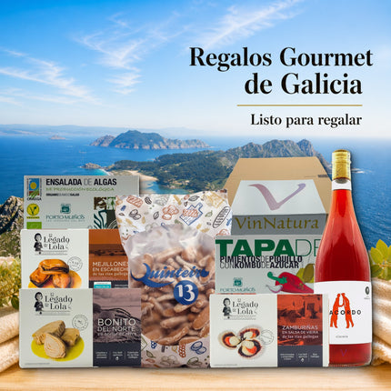 Caja gourmet Ons de VinNatura con conservas de Galicia, algas, aperitivos y vino rosado natural sobre fondo costero