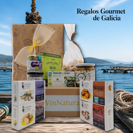 Caja regalo gourmet Morriña de VinNatura con conservas de Galicia, algas, dulces artesanales y aperitivos sobre fondo marinero