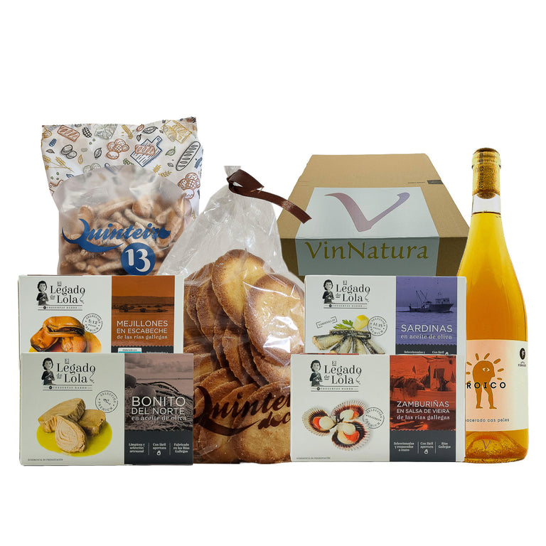 Caja de regalo gourmet con conservas Gallegas de las Rías Baixa, picos premium, pastas tradicionales de obrador y una botella de vino albariño naranja natural. Ideal como regalo de empresa, para regalar o disfrutar en buena Compañía.