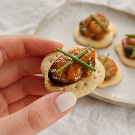 Canapé gourmet de mejillón en escabeche de las Rías Gallegas servido sobre galleta mariñeira