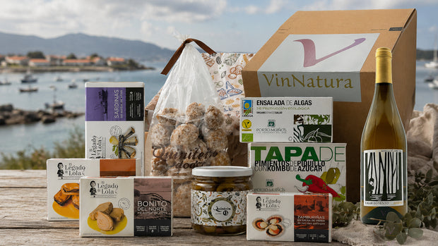 Cesta gourmet cíes con vino Godello y las Rías De Galicia al fondo