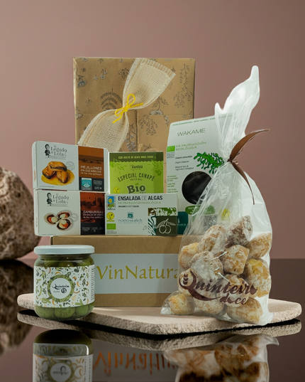 Caja de regalo con productos gourmet de Galicia sobre una mesa de mármol.