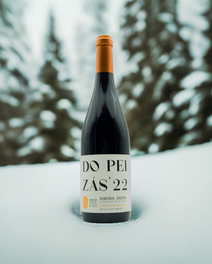 Vino Do Peizas Barrica de agricultura regenerativa sobre un manto de nieve