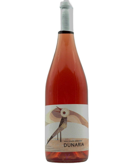 Botella de vino ecológico rosado, Dunaria sobre un fondo blanco.