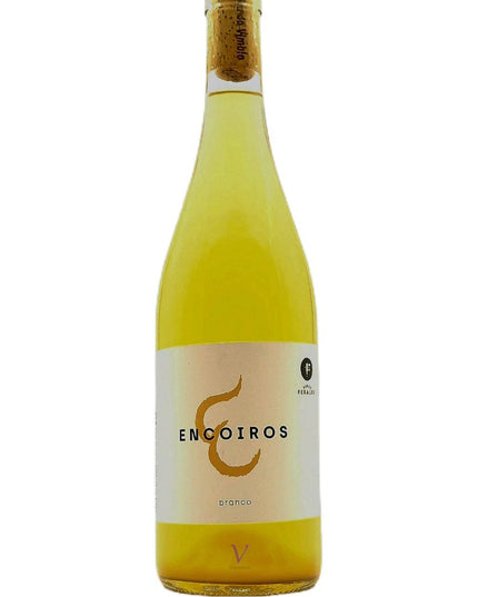 Botella de vino natural de Albariño, Encoiros sobre un fondo blanco.