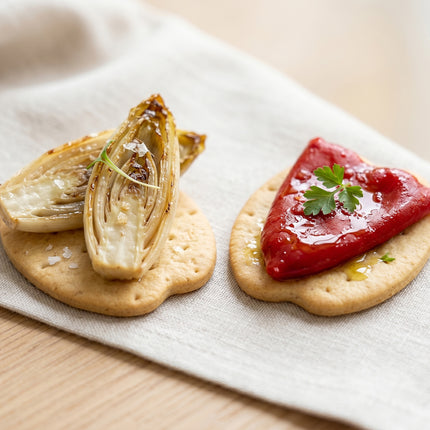 Aperitivo vegano con tapa de endivias, pimientos y mariñeiras, productos vegetales gallegos para regalar