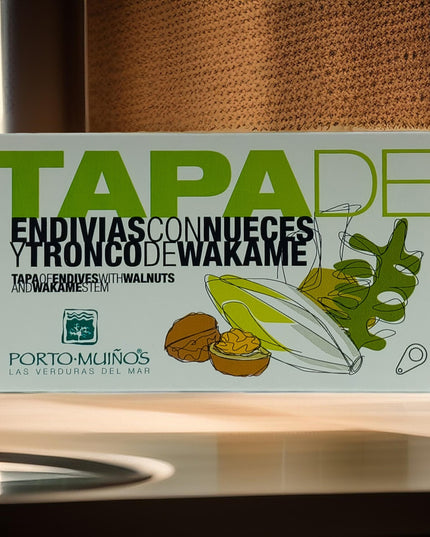Foto de una lata de endivias con nueces y  alga wakame sobre una cocina