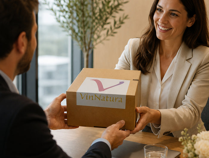 Caja gourmet VinNatura entregada como regalo de empresa en una oficina durante una reunión profesional