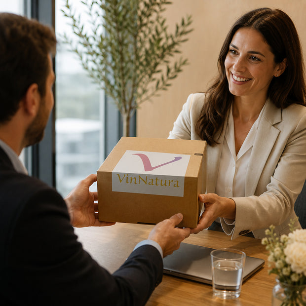 Caja gourmet VinNatura entregada como regalo de empresa en una oficina durante una reunión profesional