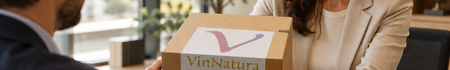 Caja gourmet VinNatura entregada como regalo de empresa en una oficina durante una reunión profesional en formato horizontal