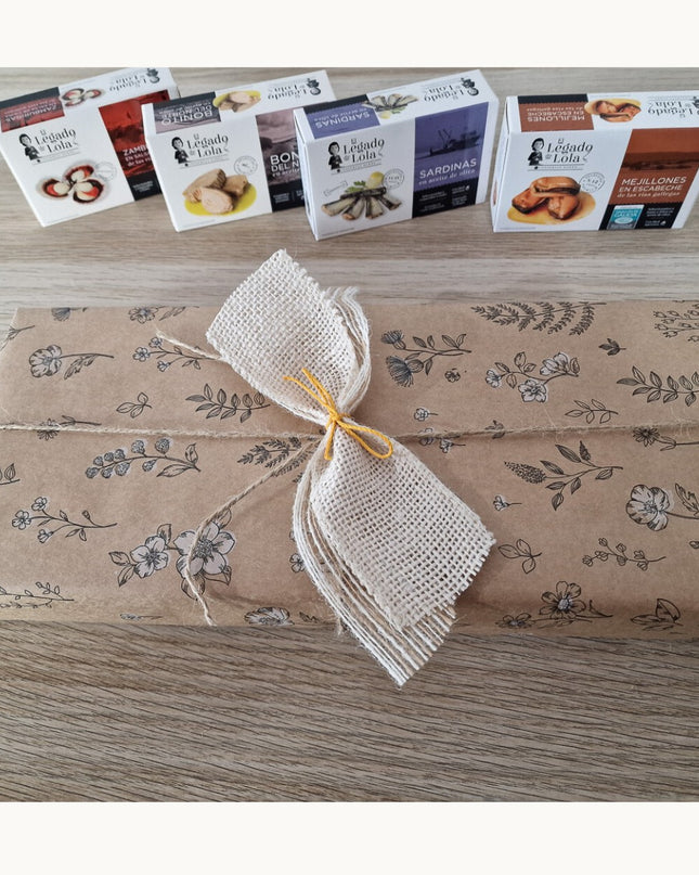 Estuche de regalo de conservas artesanas en una caja imantada, envuelta en papel de regalo ecológico.