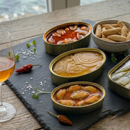 Experiencia gourmet Arousa con conservas artesanales de Galicia, aperitivos y vino naranja natural para compartir