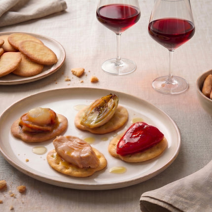 Experiencia gourmet Cortegada con tapas vegetales, aperitivos artesanales y vino Mencía en una mesa para compartir