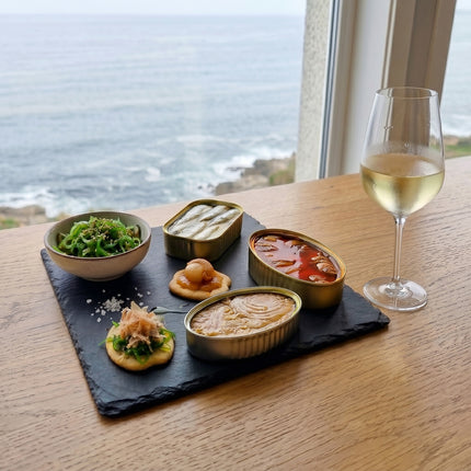 Experiencia gourmet Sálvora con conservas artesanales, algas de Galicia, aperitivos y vino blanco para compartir