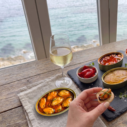 Experiencia gourmet Vionta con conservas artesanales de Galicia, aperitivos y vino blanco gallego para compartir