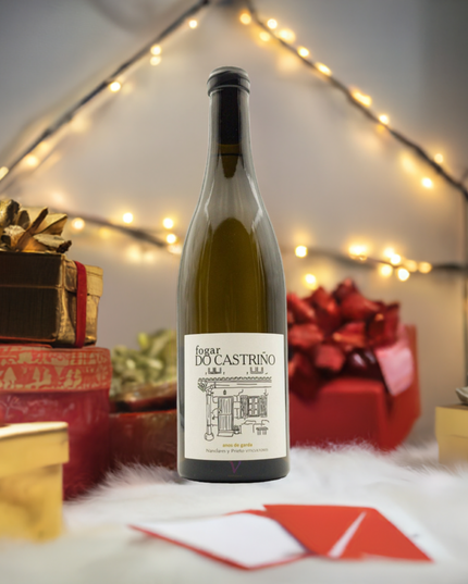 Vino ecológico de Albariño O Fogar do Castriño, sobre un mantel de pelos, regalos con cajas rojas y luces de Navidad