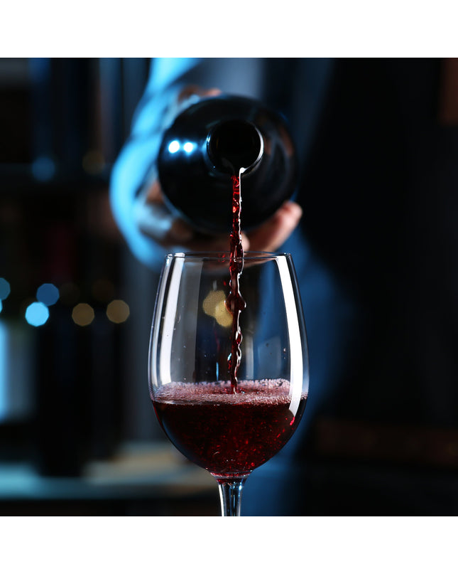 Una persona sirviendo una copa de vino tinto Gallego de Mencía