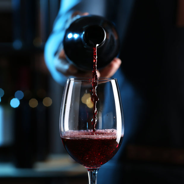 Una persona sirviendo una copa de vino tinto Gallego de Mencía