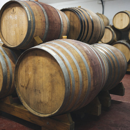 Unos barriles de vino apilados en la bodega Saiñas en Galicia