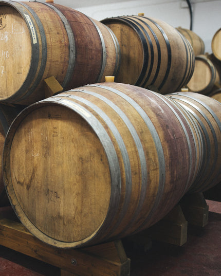 Unos barriles de vino apilados en la bodega Saiñas en Galicia
