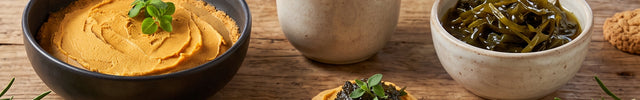Productos servidos del pack Fragas de VinNatura sobre una mesa rústica, con canapes de hummus con algas.