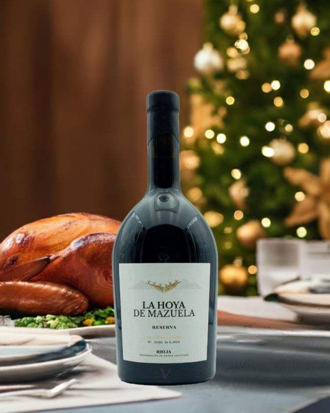 Botella de vino premium de la Hoya de Mazuela en una mesa con un ambiente navideño y un pavo asado