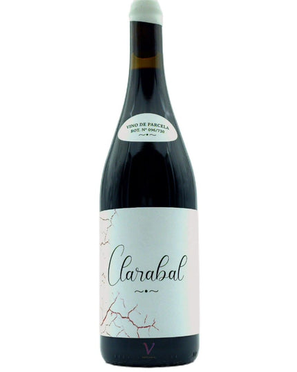 Botella de vino orgánico de Lagares de Clarabal en la Ribeira Sacra, sobre un fondo blanco.