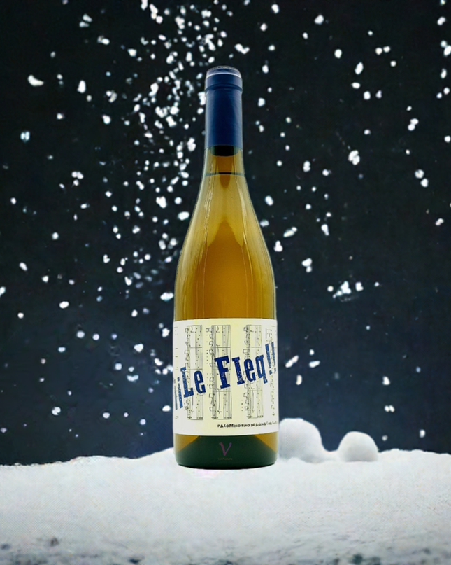 Botella de Vino blanco ecológico, Le Fleq sobre la nieve y nevando.