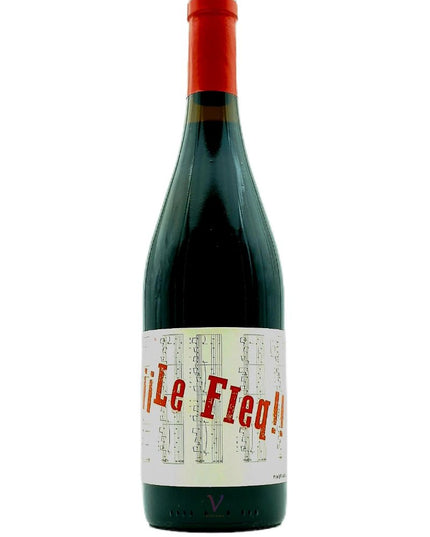 Botella de vino ecológico de Pinot Noir, Le Fleq sobre un fondo blanco.